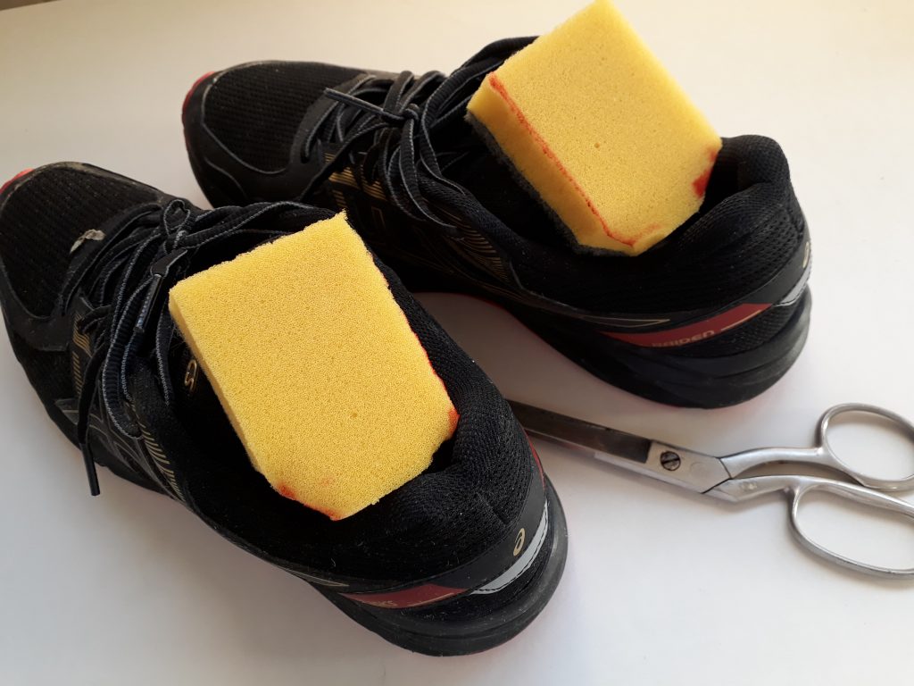 Cortar cada metade da esponja no formato do calcanhar de cada pé